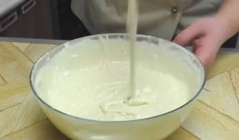 Приготовление заливного пирога с капустой и яйцом на кефире в духовке: шаг 11