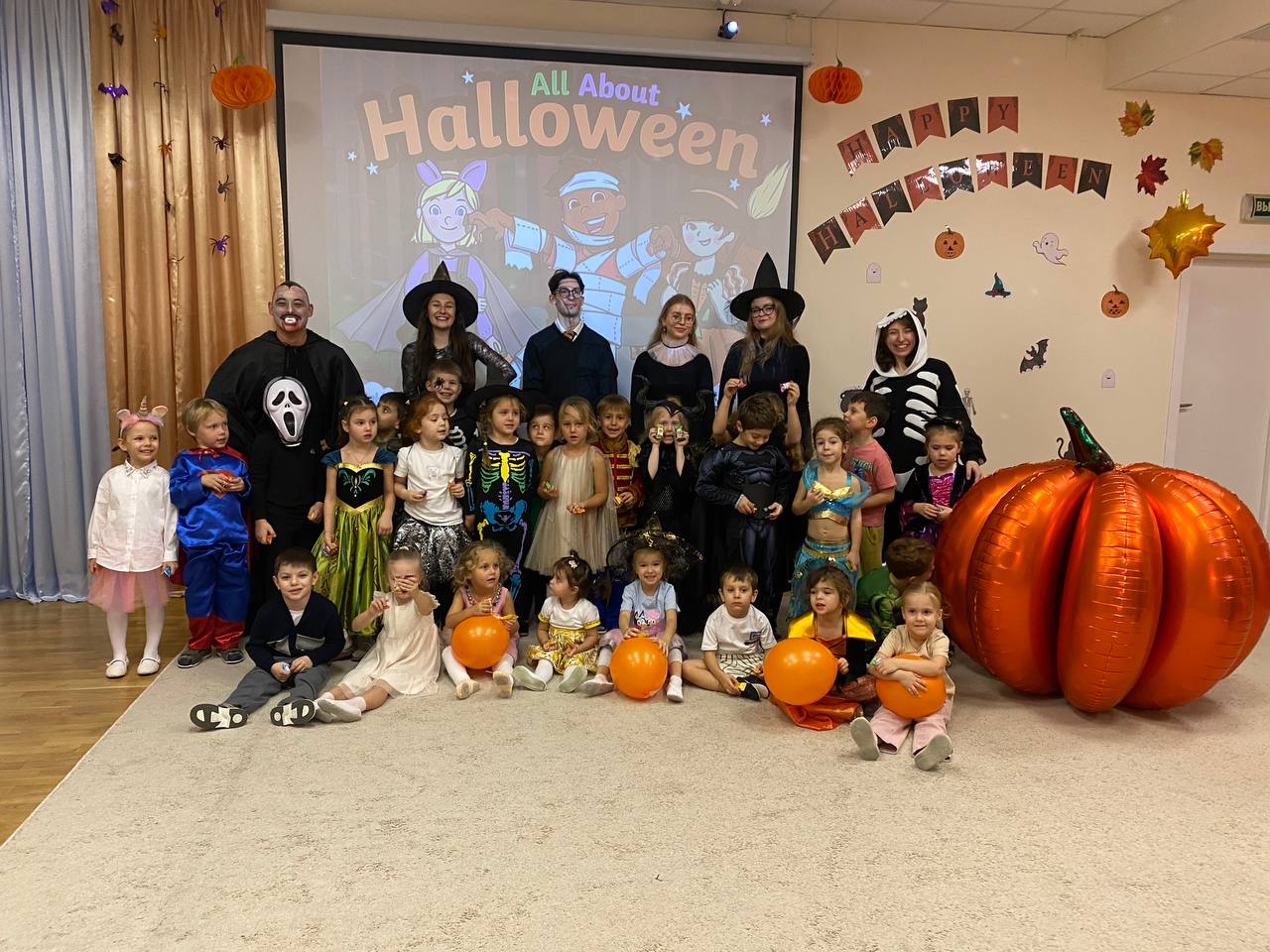 Дети в костюмах празднуют Halloween в детском саду RIS Nursery Khamovniki