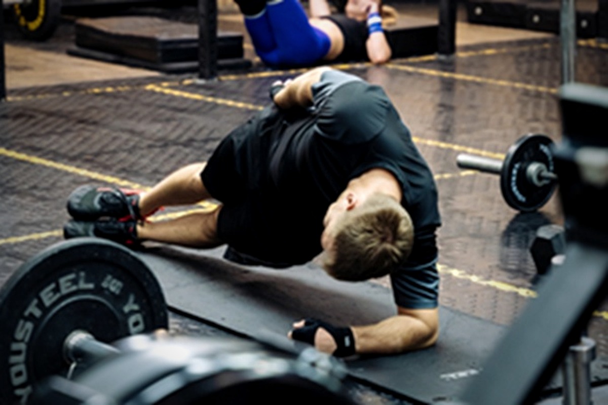 Участник CrossFit Center Rostov выполняет упражнение в зале
