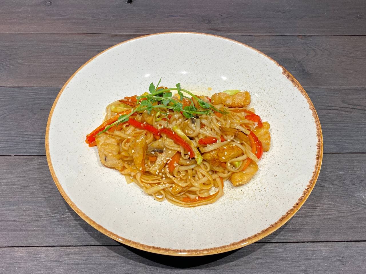 Утка вок лапша абакан меню. Лапша с курицей. лапша вок омск. вок с курицей. утка-вок-лапша абакан.