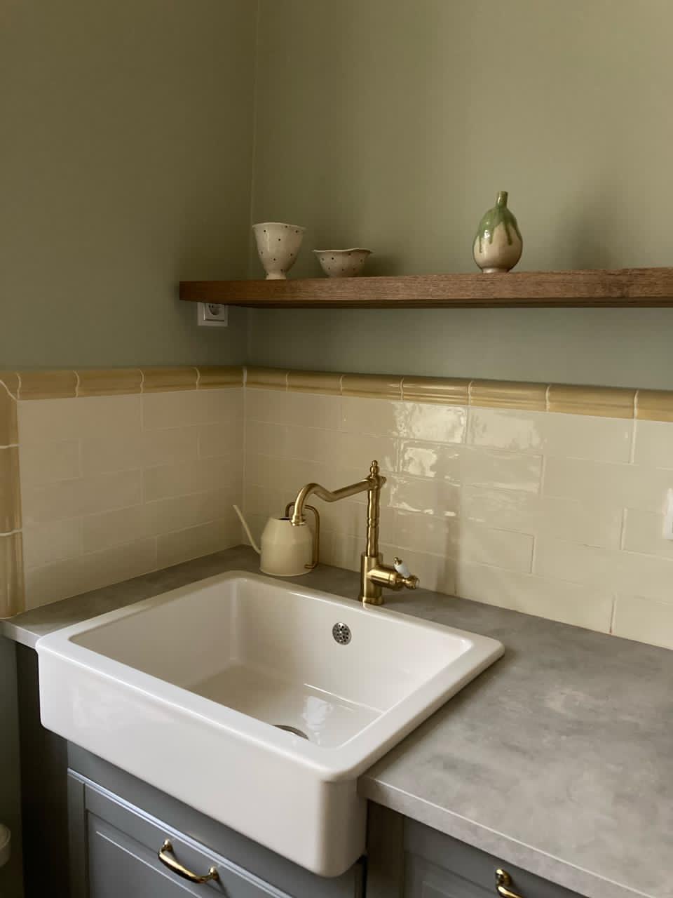 уютный и стильный интерьер с открытой полкой на кухне