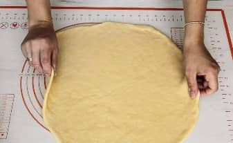 Приготовление закрытого пирога с грибами и картошкой в духовке: шаг 11