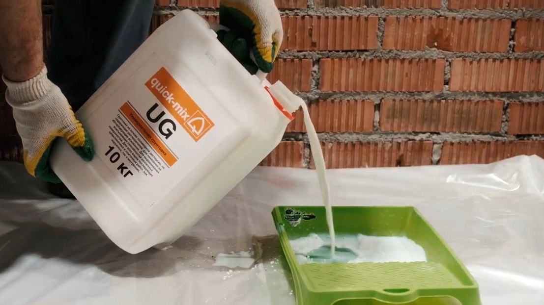 Универсальную грунтовку Квик Микс, которую можно купить у официального дилера ТрейдМикс наливают в специальную емкость