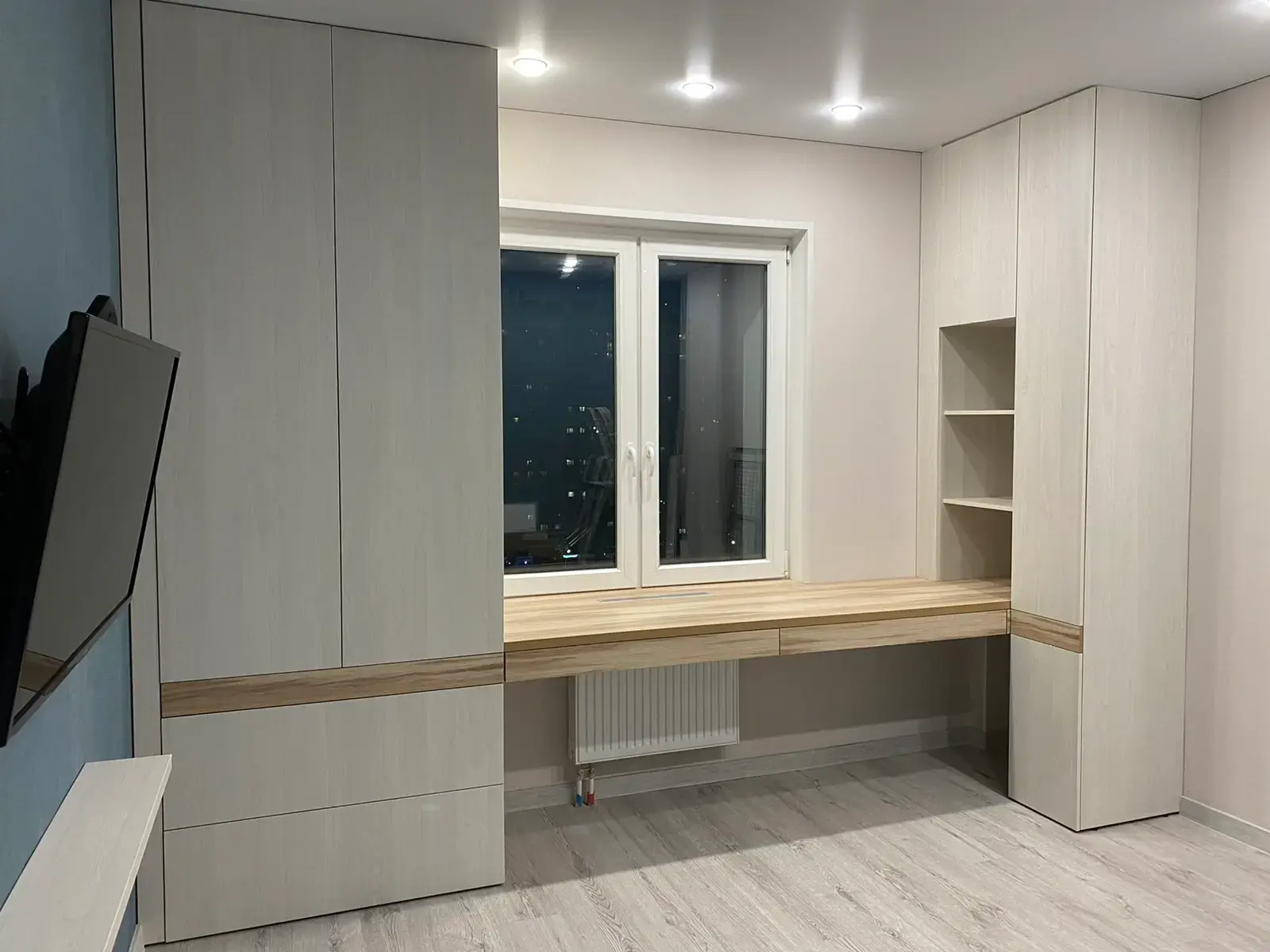 Встроенная рабочая зона с нишей под компьютер на заказ в Сургуте