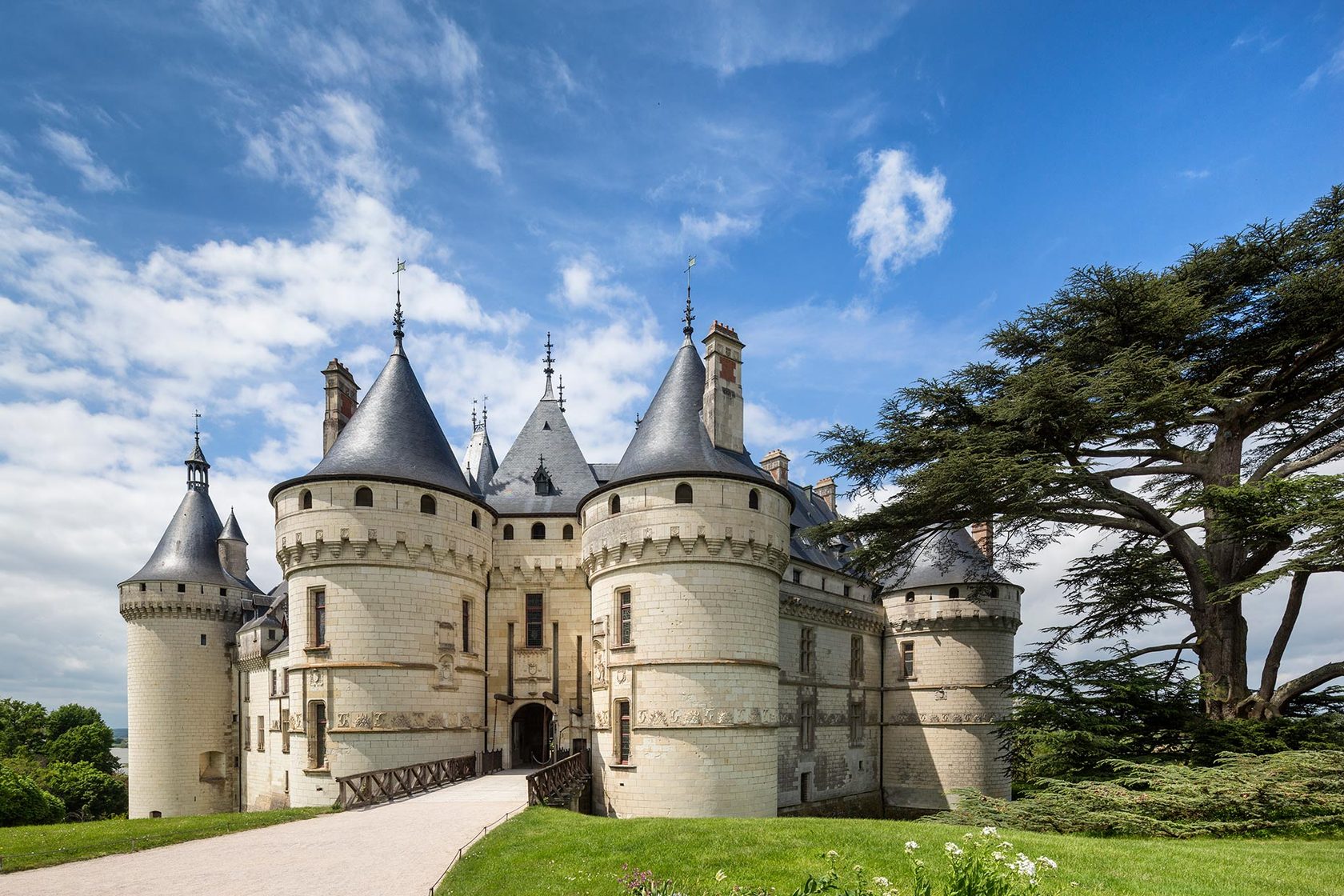 Самый хороший замок. Замок Вильгонжи Франция. Замок Шато де Шомон. Замок Шомон-сюр-Луар Франция. Замок Пиньероль Франция.