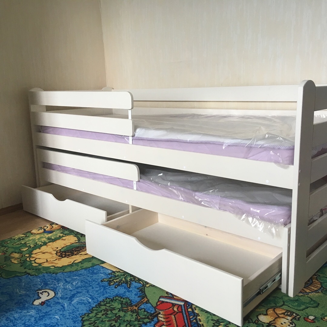 детская двухъярусная кровать с бортиками для малышей