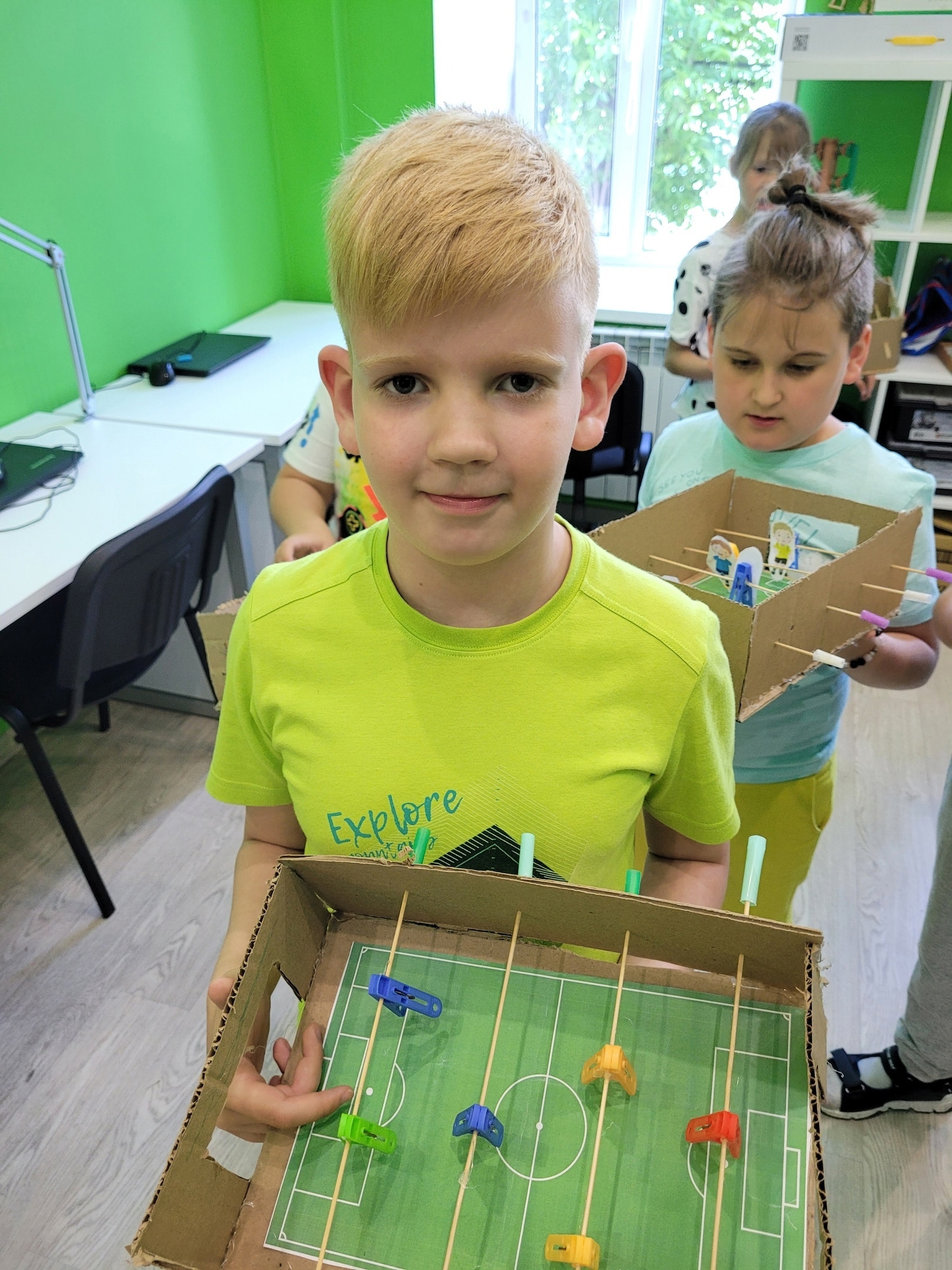 детская it школа roboschool. детский лагерь роботы. робошкола рязань. робошкола рязань лицей 52. учитель преподает в школе робототехнику.