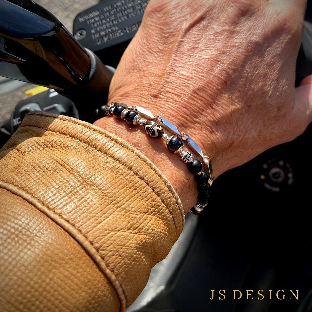 Авторские украшения Юлии Елькиной · JS Design · jsdesign.su Мужской браслет из граната и шунгита на руке — авторское украшение Юлии Елькиной, JS Design (jsdesign.su)