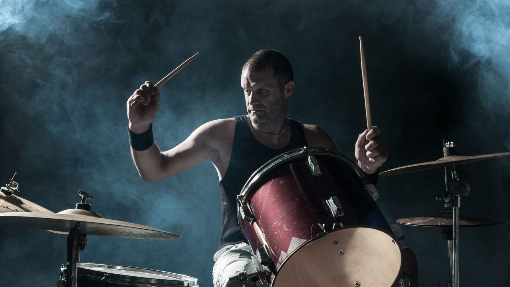 взрослый играет на барабанах