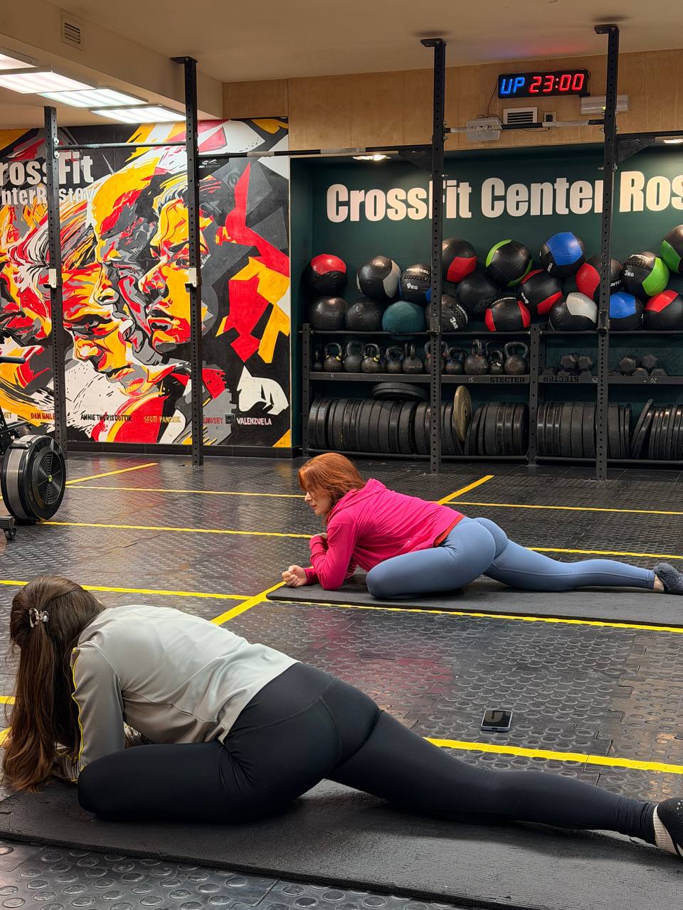 Клиентка CrossFit Center Rostov выполняет упражнение на мобильность