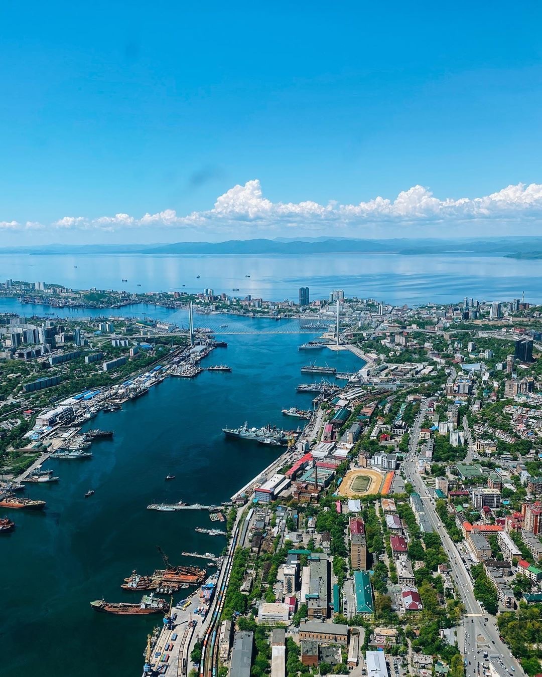 Полет на вертолете над городом