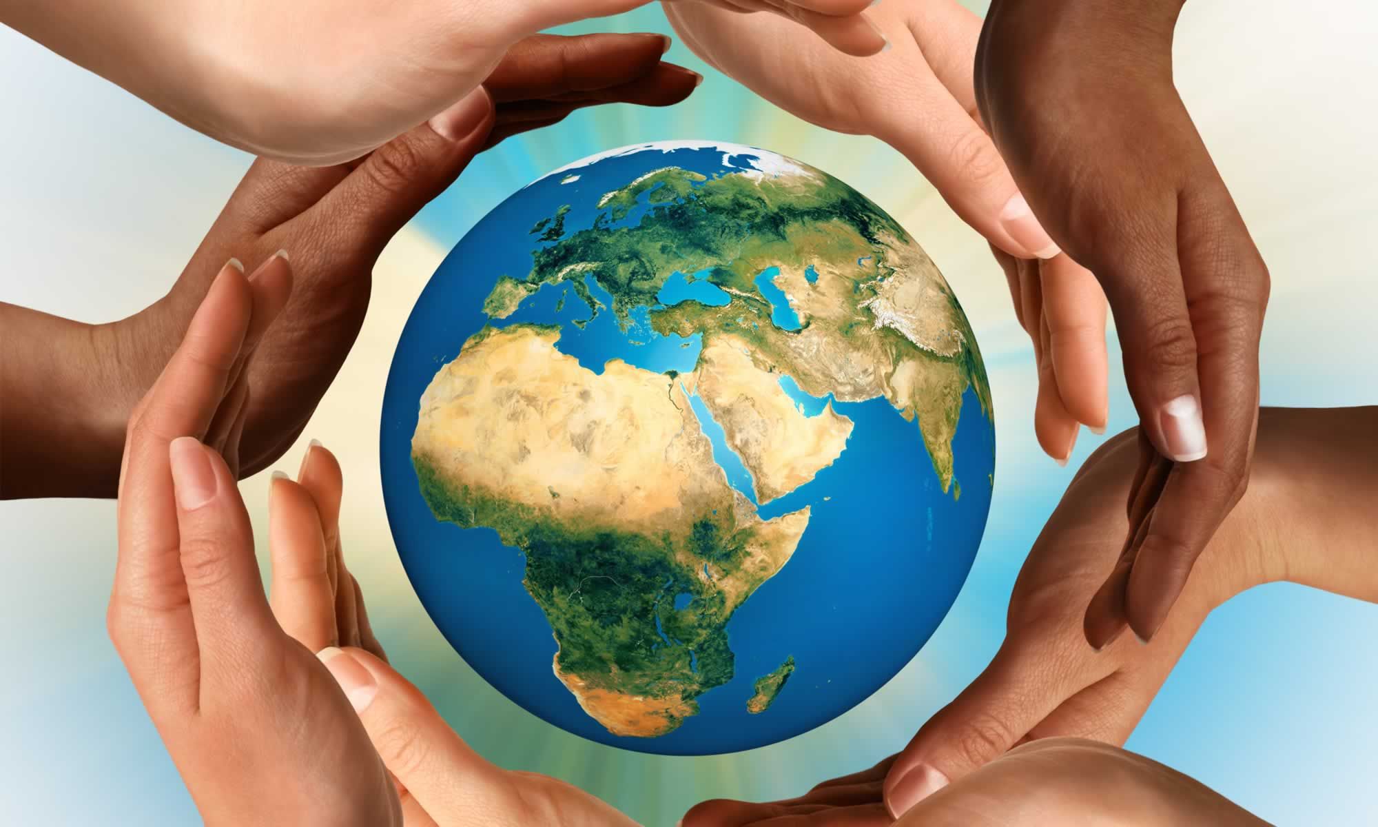 Мир социальная поддержка. "И на земли мир…". Планета земля в руках. Земной шар в руках. Мир на планете земля.