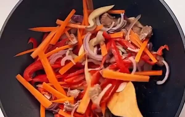 Приготовление лапши удон с индейкой и овощами под соусом терияки: шаг 7