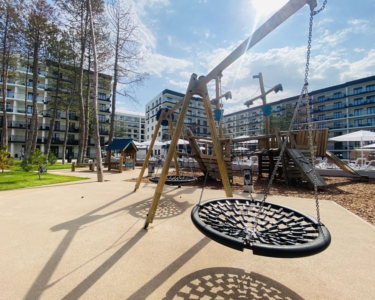 Современная воркаут зона и площадка на территории отеля