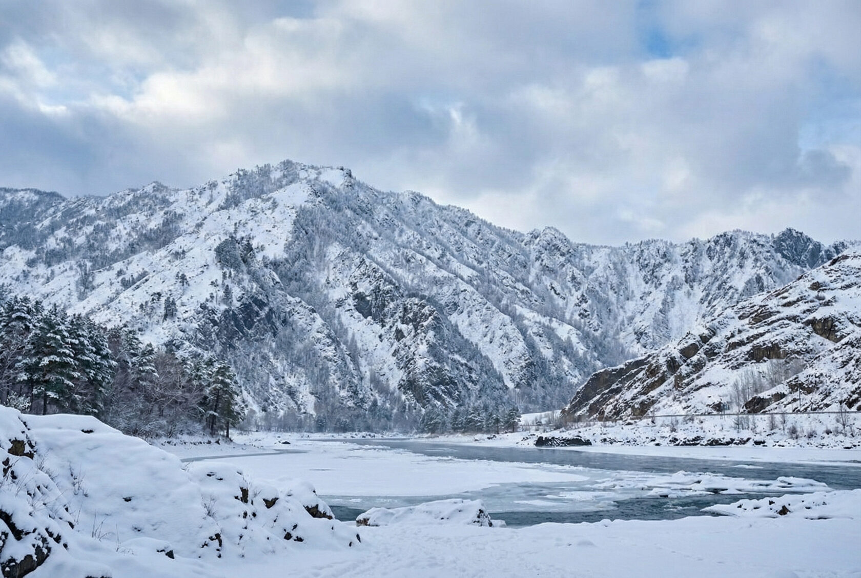 зимняя дорога в горах Алтая рядом с курортом Altai Palace