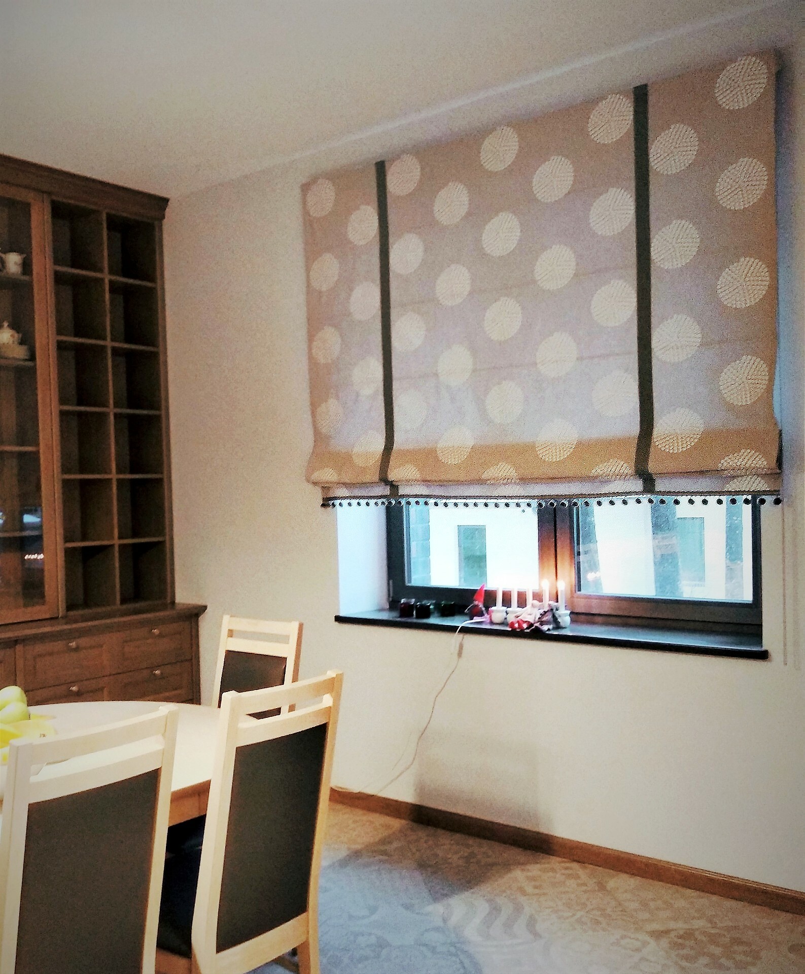 практичные римские шторы для загородного дома