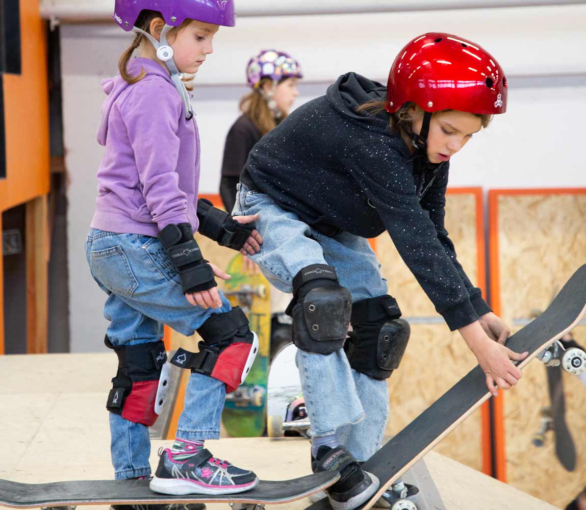 Mad extreme. Самокат фотосток. Ребенок тащит самокат. Kids Scooter. Милые дети на самокатах.