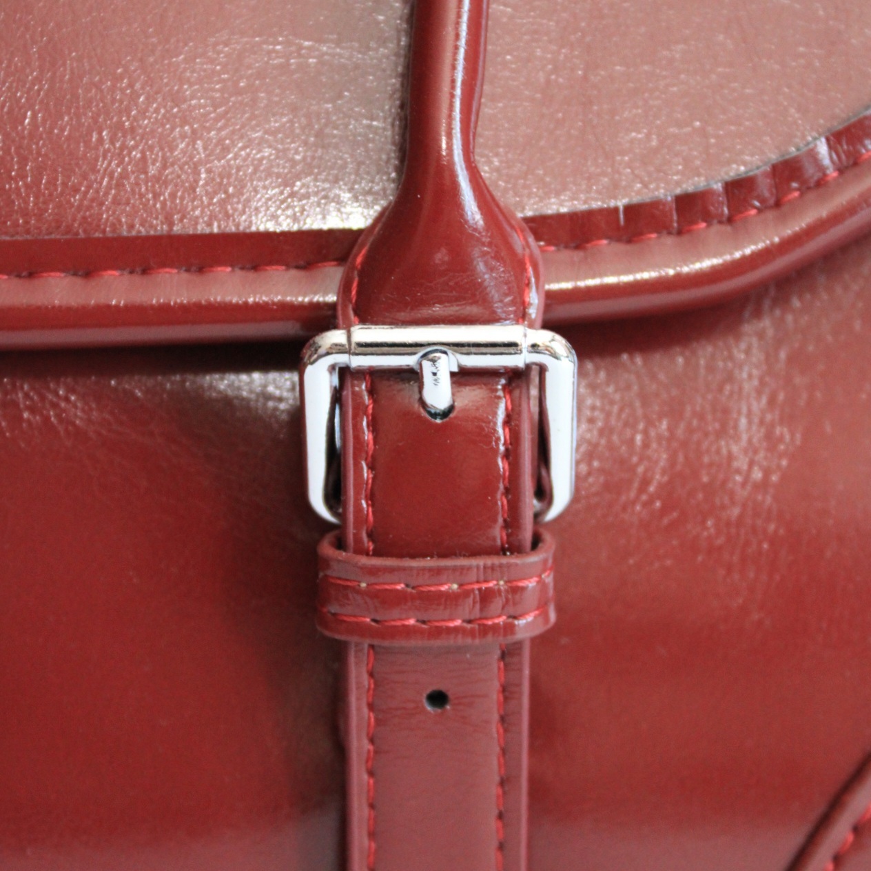 Купить сумку-багет красного цвета.