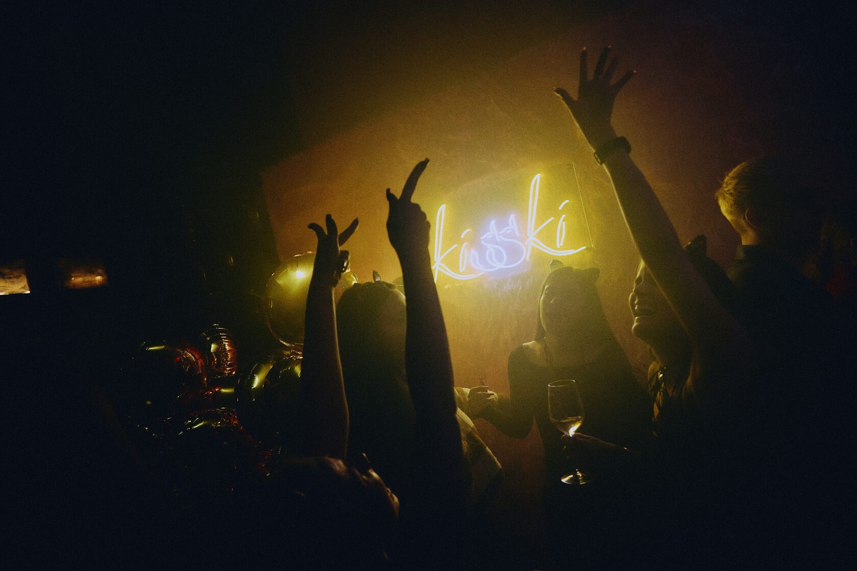 Дәретханадағы жалаңаш қыздардың суреттері