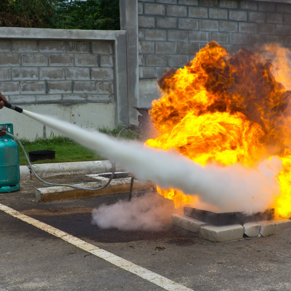Отойти от тушения пожара. Put out a Fire.