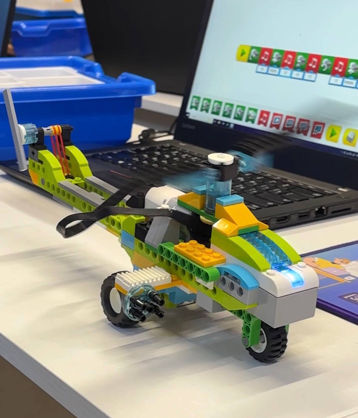 Робот-вертолёт, собранный учеником, и программа в Scratch на ноутбуке