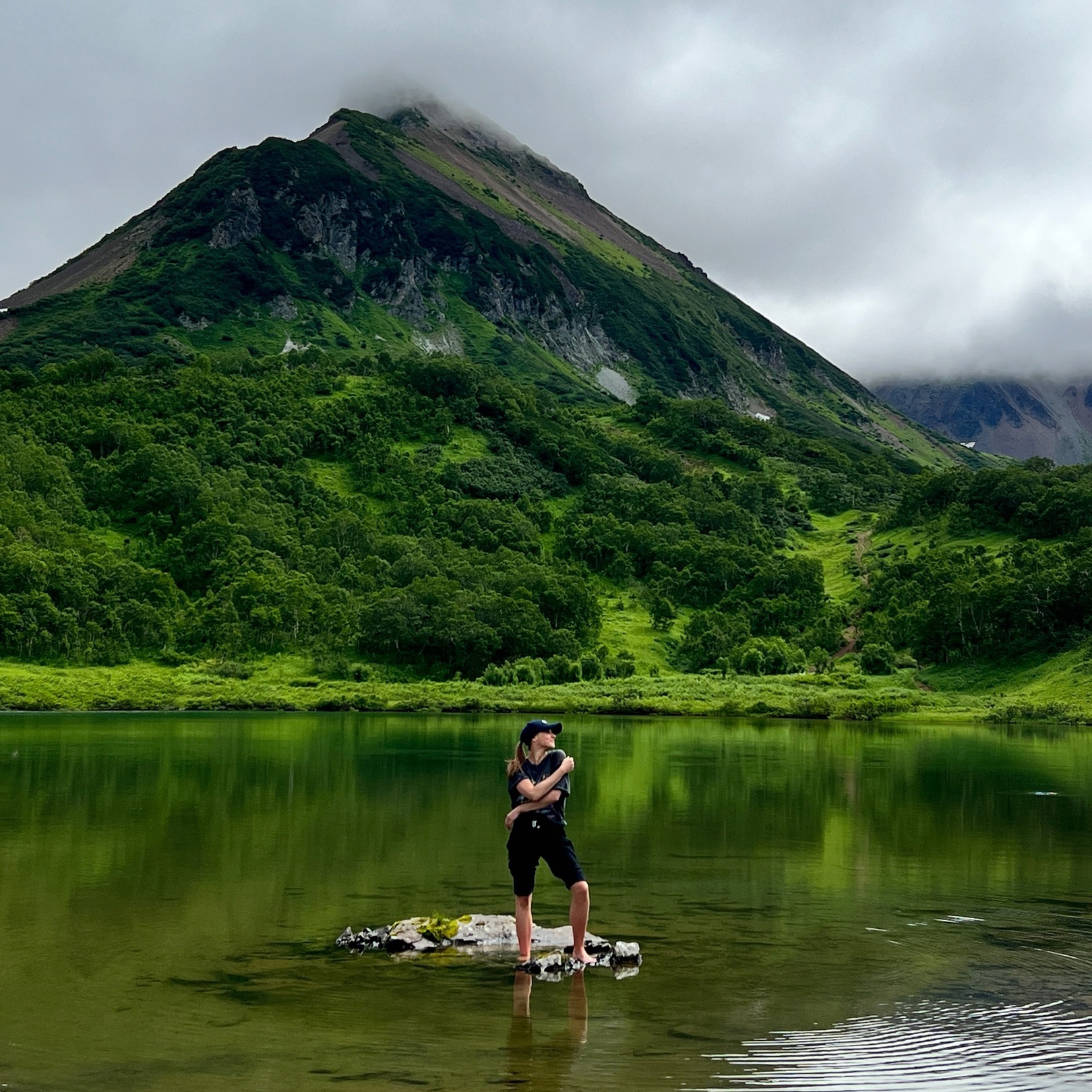 Камчатская жизнь. Вачкажец озеро Камчатка. Водопад Вачкажец Камчатка. Озеро Тахколоч Камчатка. Вулкан Вачкажец Камчатка.