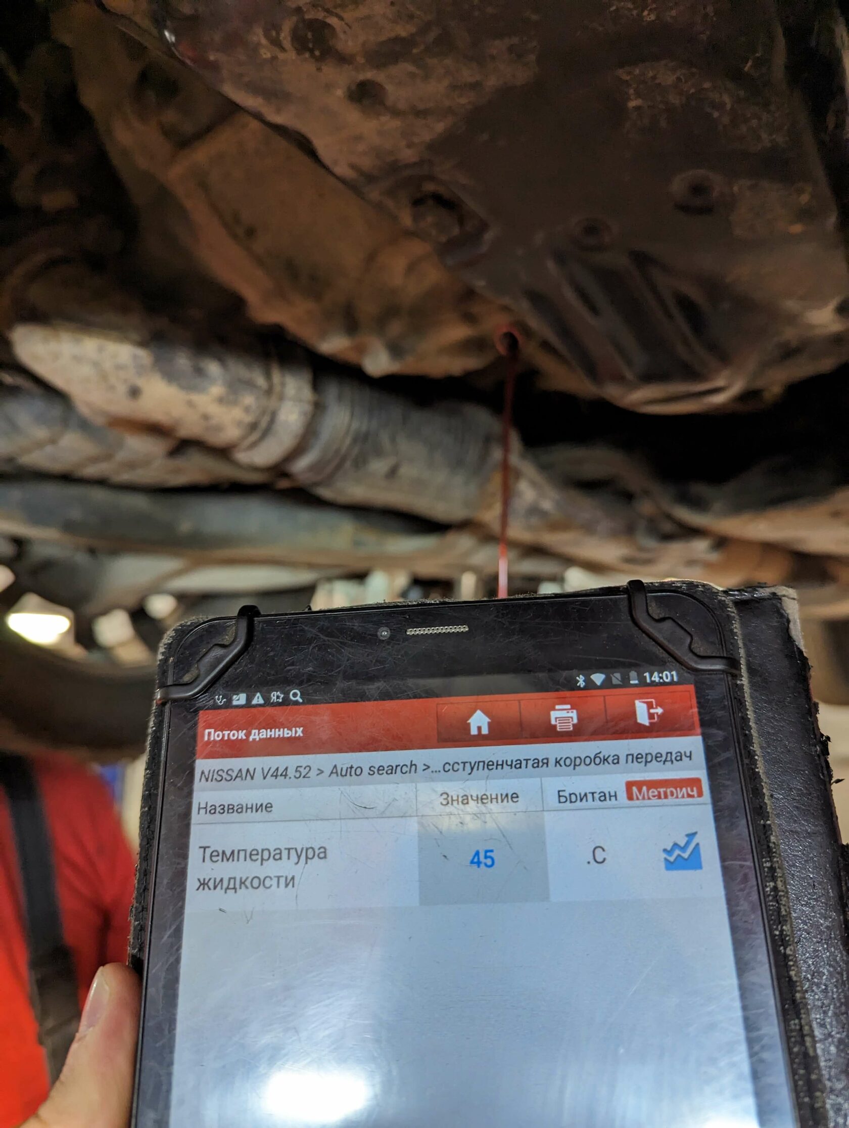 Проверяем уровень масла в вариаторе строго при температуре 35-45 градусов