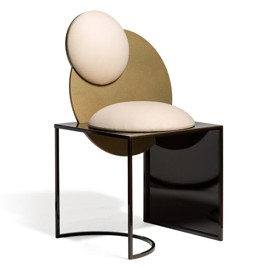 дорожный стульчик. майк стул. ребенок ерзает на стуле. головы на стул майк. Children sit in chairs.