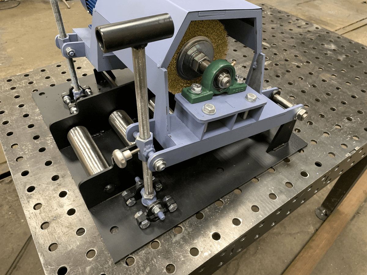 Зачистка для труб диаметром 32 и 40 мм является важным этапом подготовки труб перед их монтажом или ремонтом. Эта процедура включает в себя удаление заусенцев, окалины, ржавчины и других загрязнений, которые могут препятствовать герметичности соединений и