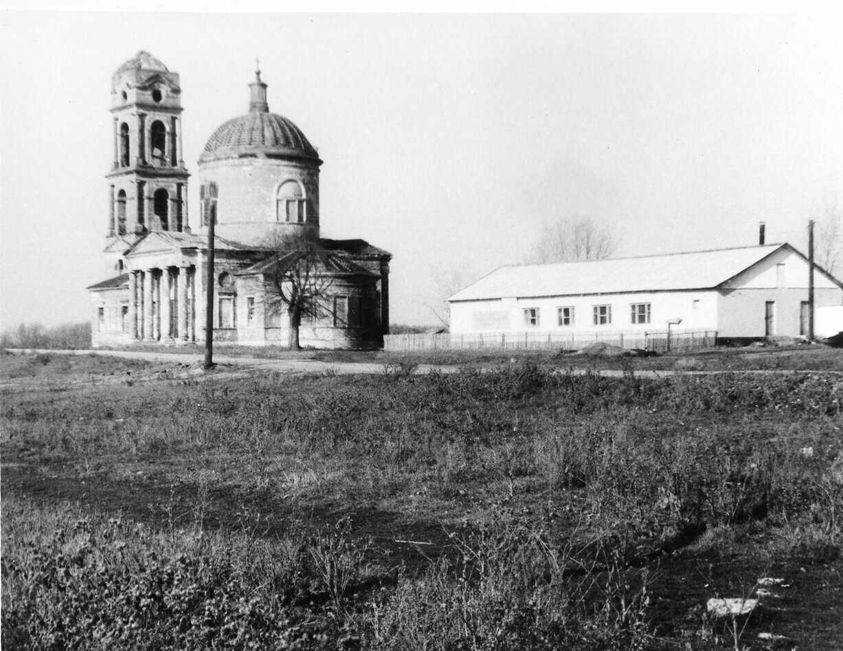 Село порой. Церковь Архангела Михаила, село Скорняково. Скорняково Задонский район. Церковь Скорняково Архангельское. Скорняково Архангельское храм Архангела Михаила.