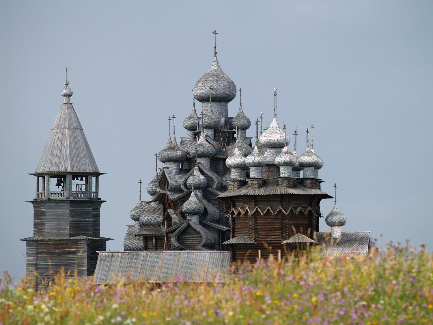 Церкви и колокольня на острове Кижи