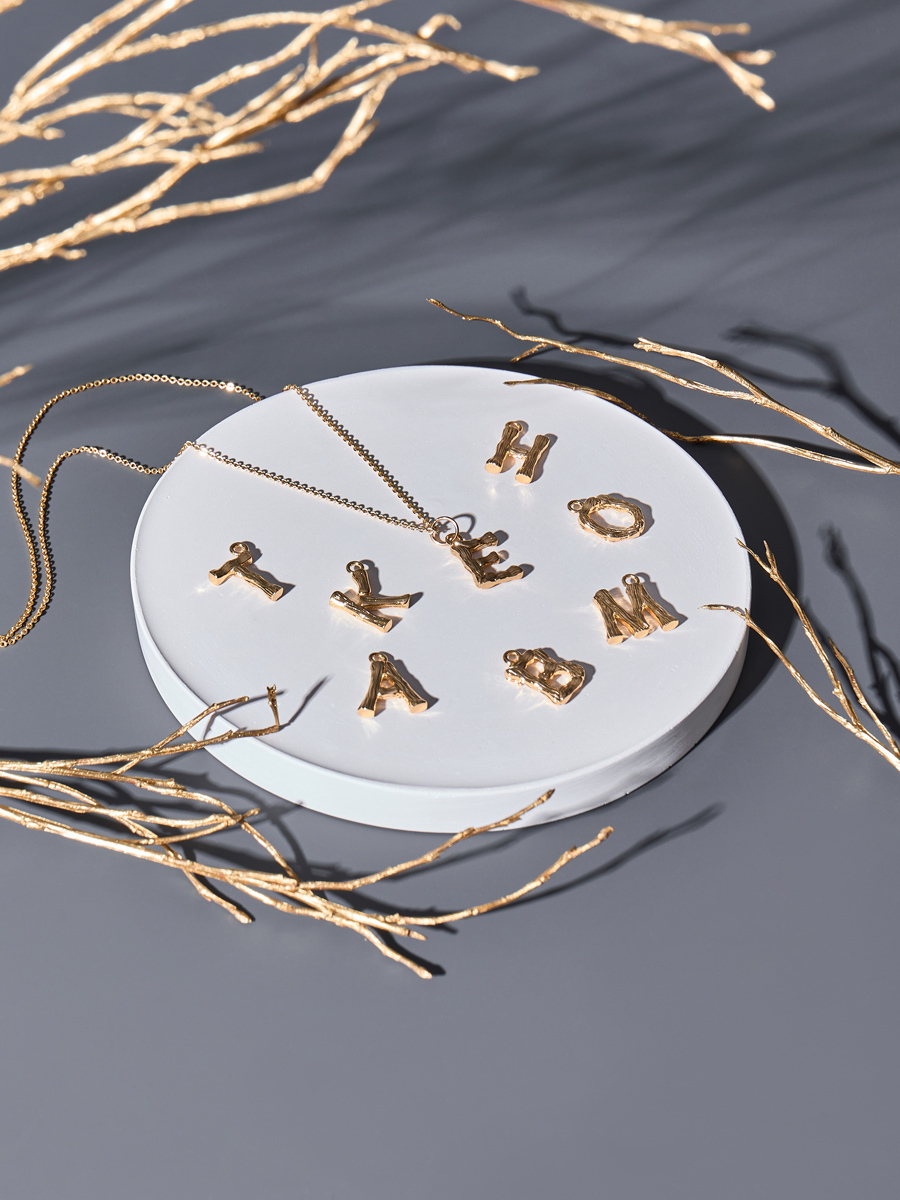 подвески с буквами на белом подносе с декором