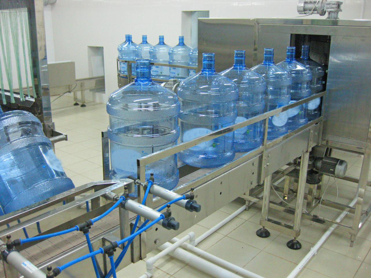 Питьевые комплексы. Завод по производству бутилированной воды. Производство бутилированной воды цех. Цех розлива воды. Розлив минеральной воды.
