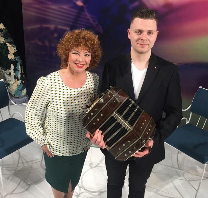 Олга Бузина с дрескод Efrea разговаря със Стоян Караиванов - талантлив музикант, носител на много награди и отличия.