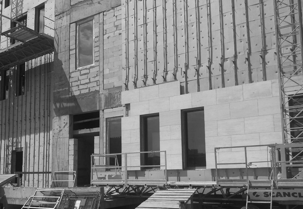 установка камня на фасадную систему