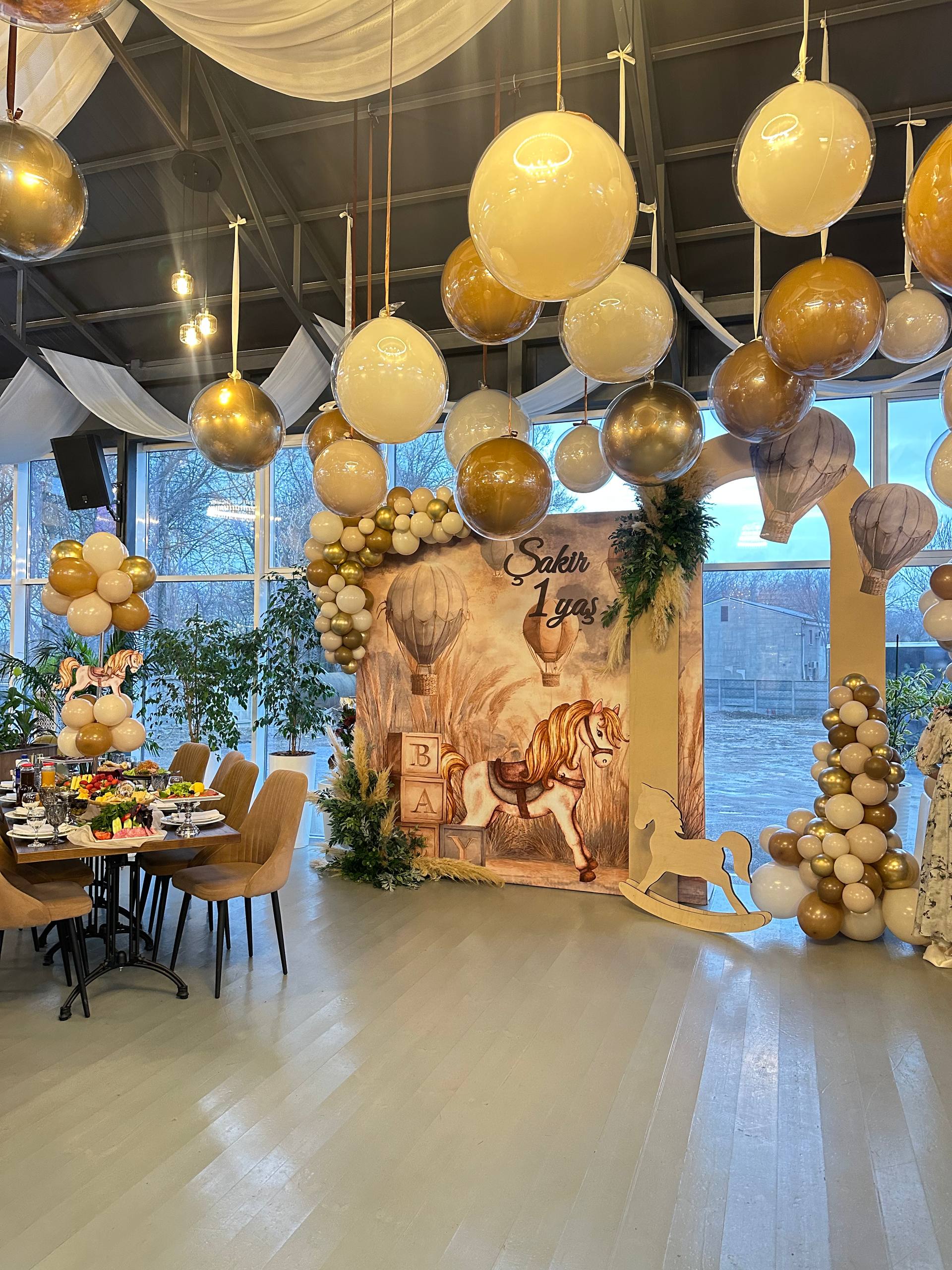 Вертикальная цветочная инсталляция