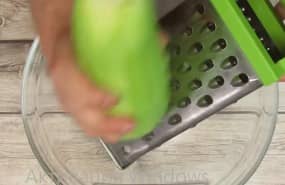 Приготовление оладий из кабачков на сковороде с чесноком: шаг 3