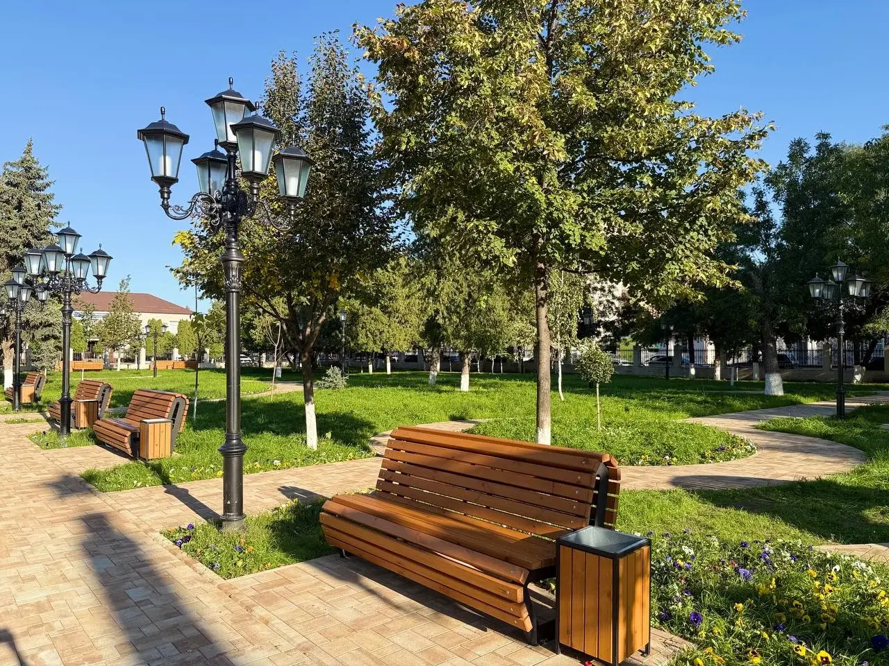 Скамейка, урна и фонарь в парке Победы, Сунжа