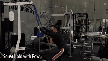 Вертикальная тяга резинки в полуприседе