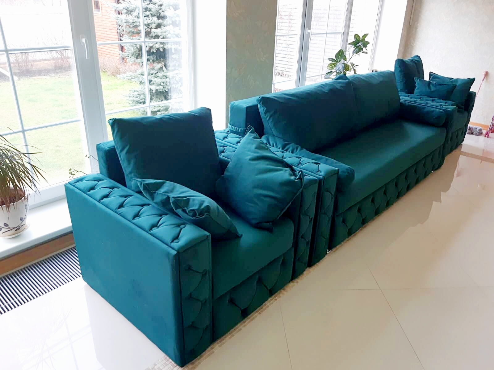 Комплект мягкой мебели из дивана для постоянного сна и двух кресел ...