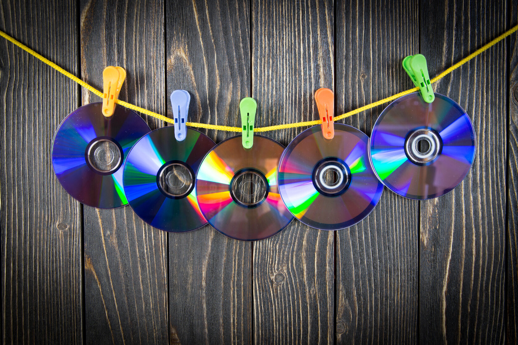 Украшения из дисков. Гирлянда из дисков. Поделки из компакт дисков. Поделки из СД дисков.