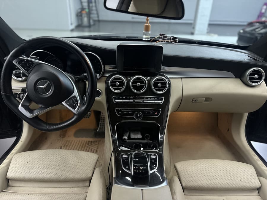 Передняя панель и сиденья Mercedes W205 после химчистки