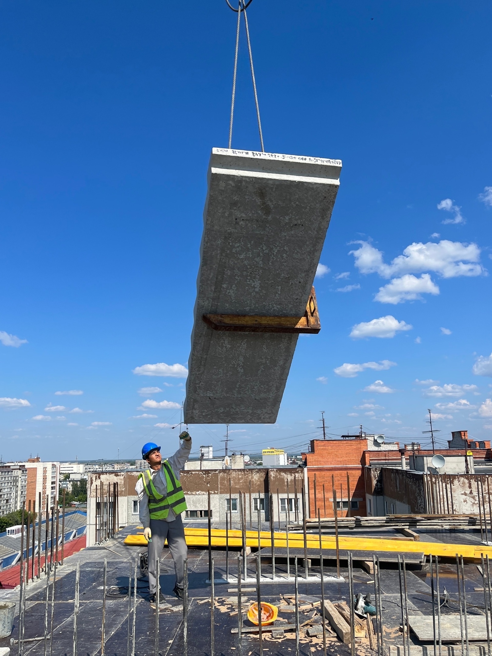 Установка временных ограждений в москве. Инвентарные ограждения монтажного горизонта. Требования к ограждениям монтажного горизонта. Ограждение монтажного горизонта при панельном строительстве. Ветрозащита на монтажном горизонте.