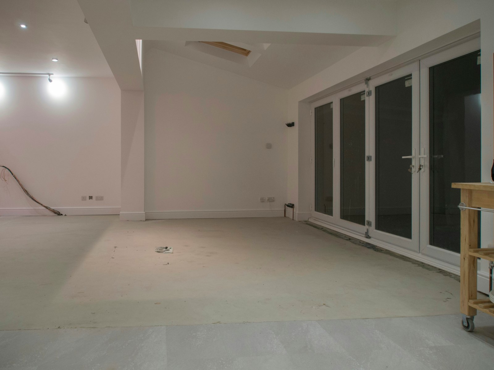 Светлая пустая комната в новостройке с отделкой white box