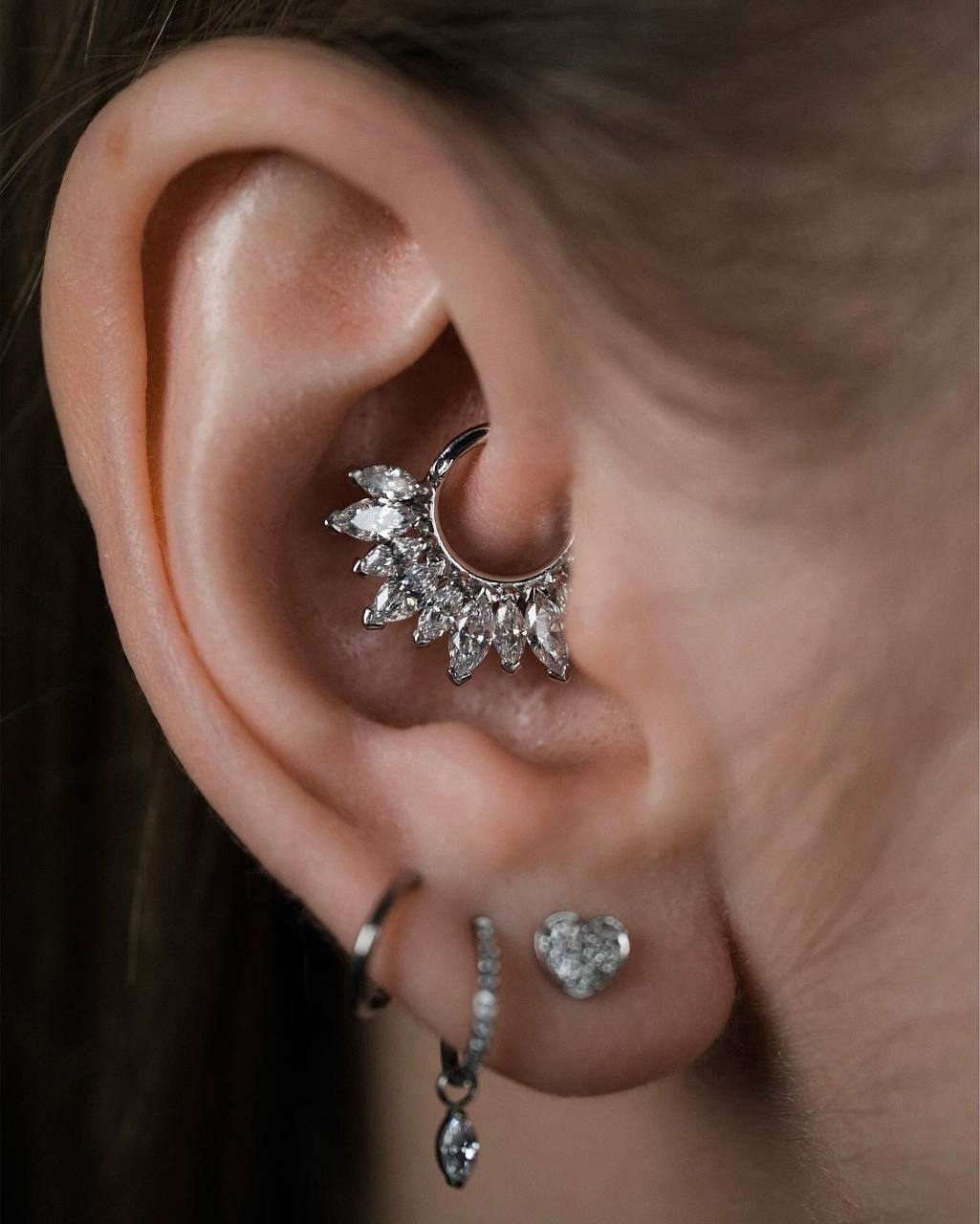 Пирсинг дейс крупным планом