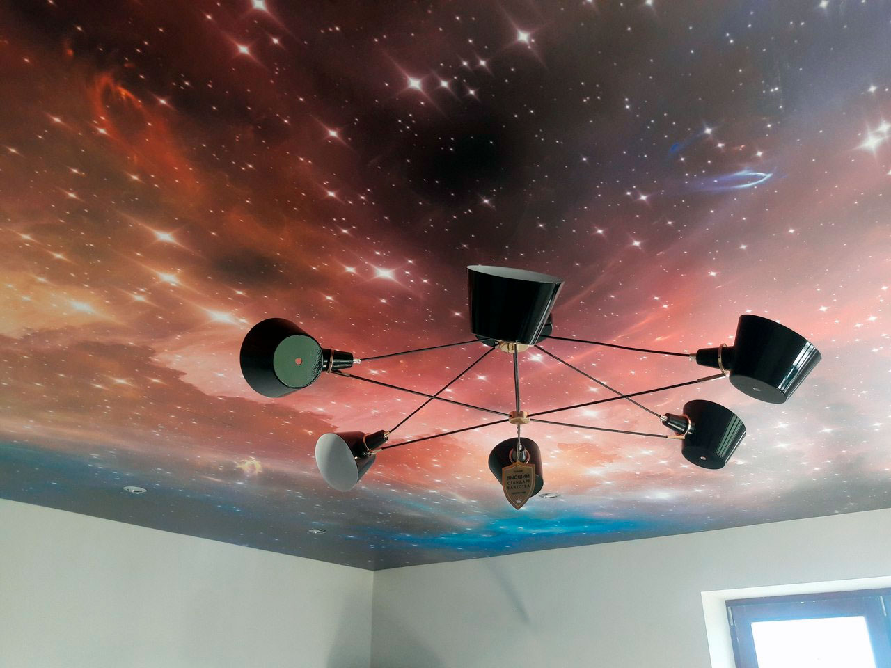 Одноуровневый натяжной потолок с декоративной печатью космос