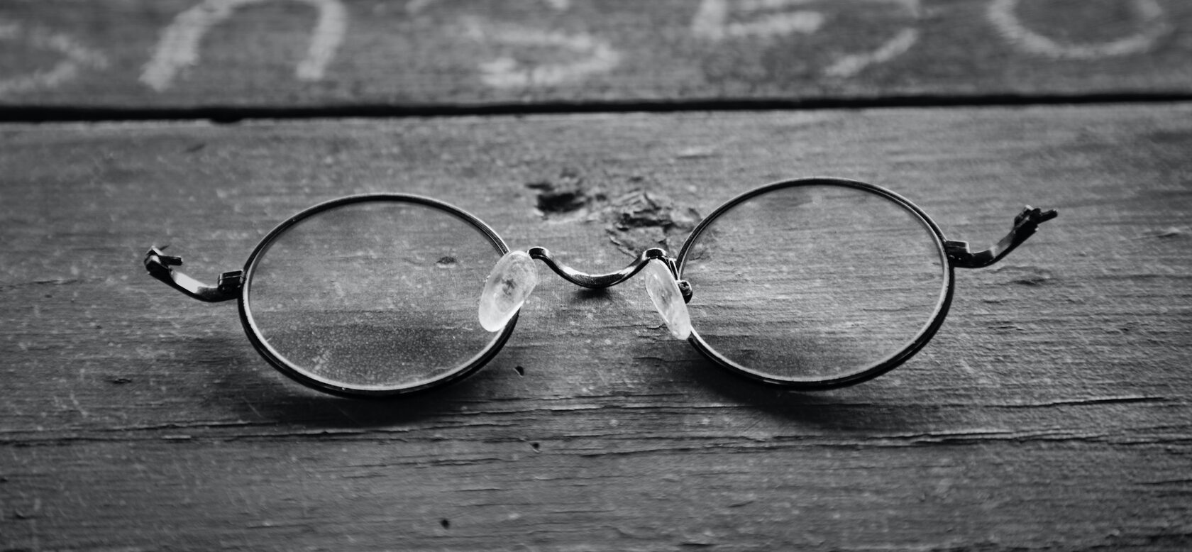 Glass dreams. Разбитые очки. Разбитые солнцезащитные очки. Треснутые очки. Сломанные очки для зрения.