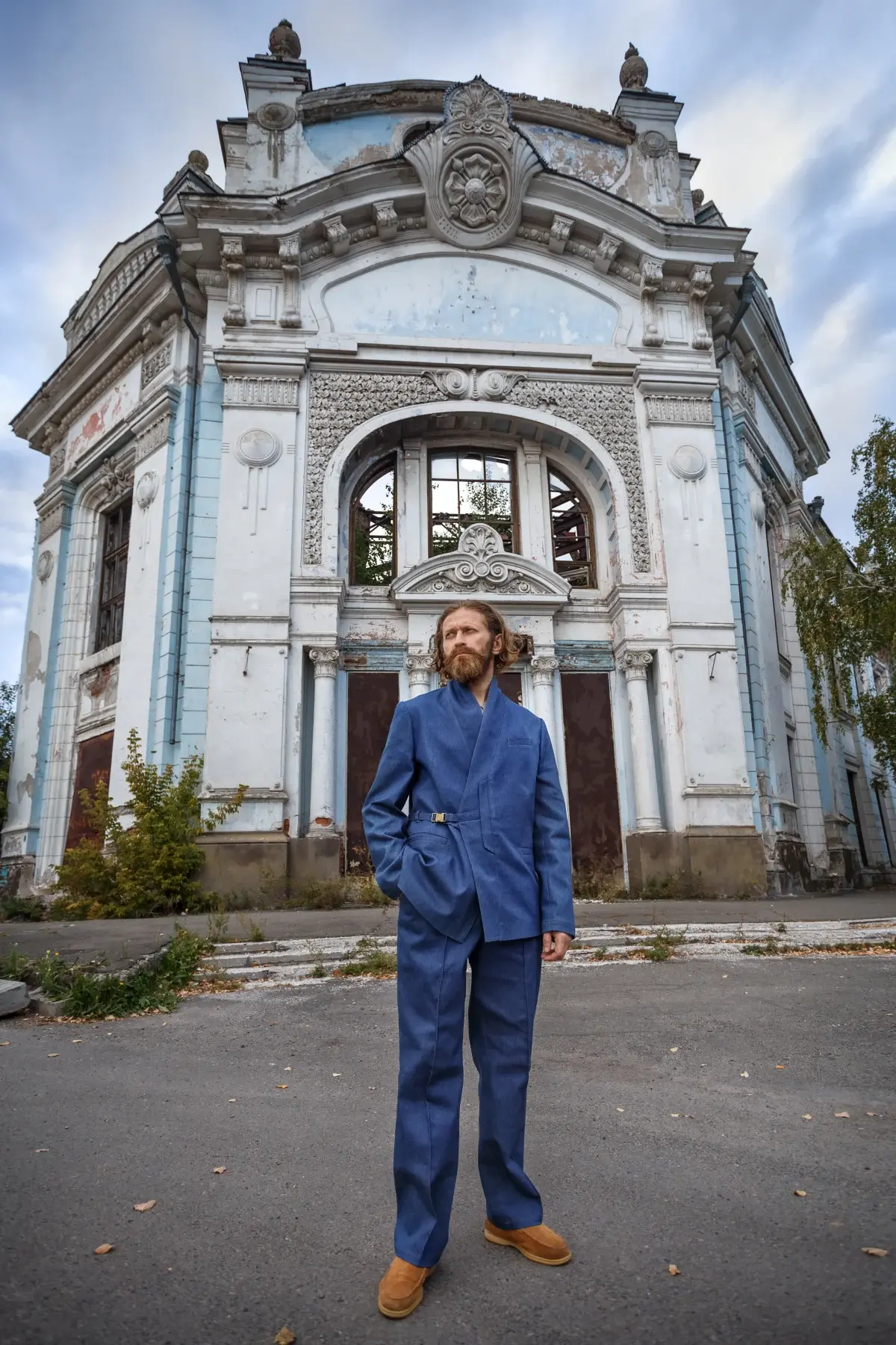 Застёгнутый джинсовый пиджак на модели в полный рост