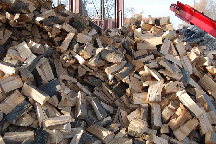 Купить дрова бабушке. Заготовитель дров. Дрова кубики. Продаются дрова. Дров Иркутская область.
