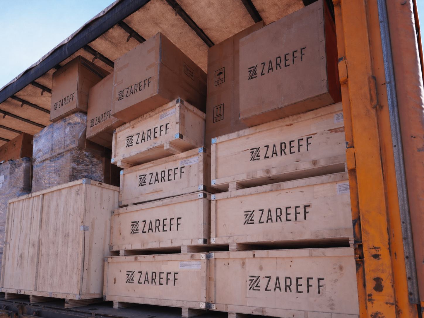 Сотрудники ZAREFF на складе